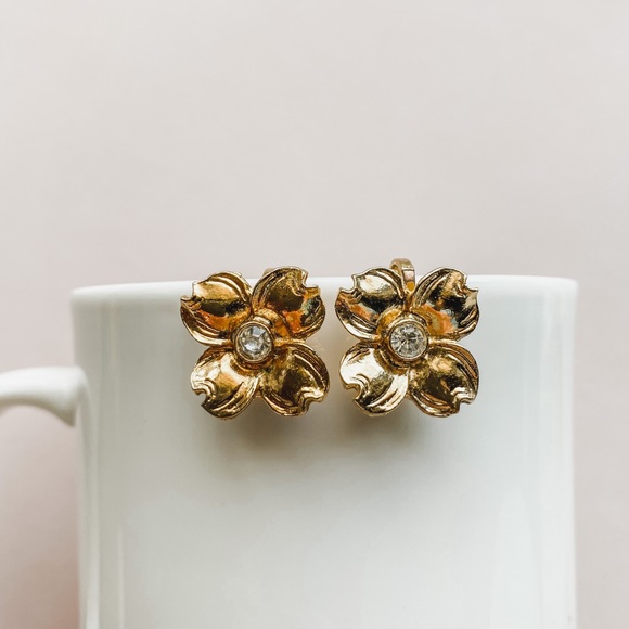 Vintage Jewelry - Vintage Golden Flower Clip On Earrings